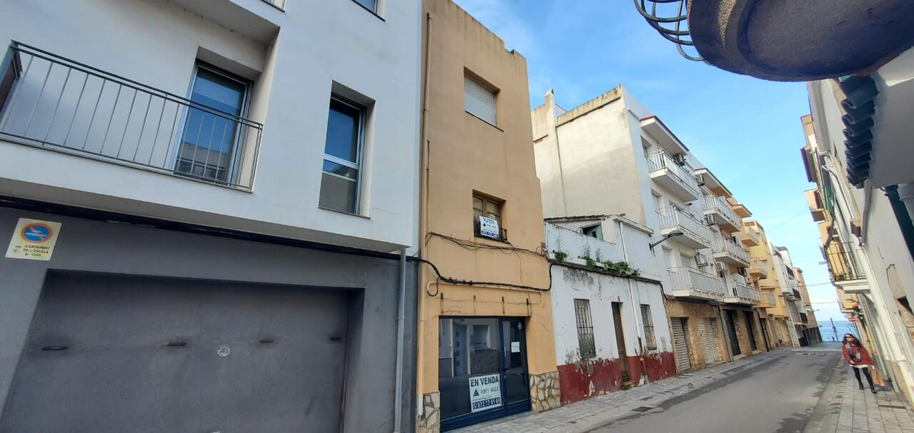 Casa -
                        L&acute;escala -
                        2 dormitorios -
                        0 ocupantes